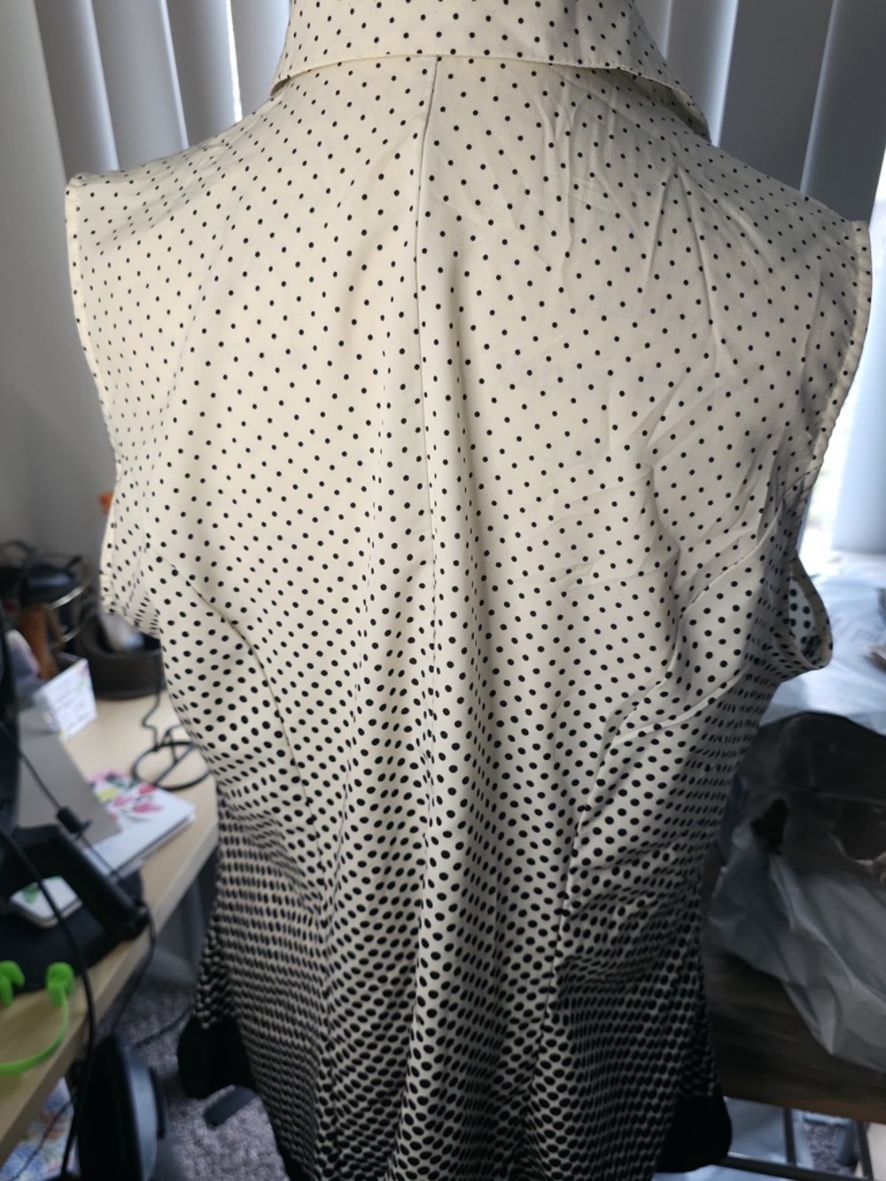 Sleeveless Ombre Dot Button-Front Top - Beige/Black - Picture 5 of 6